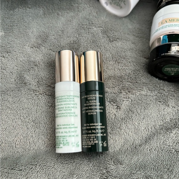 La Mer Skincare Set with Blue and Teal Pouches - Picture 8 of 11